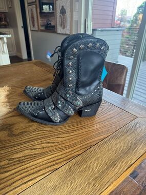 Lane Boots women's Showdown rattle ankle booties in black